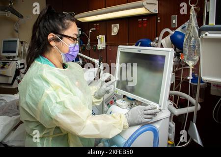 Erika Sanchez, thérapeute respiratoire, vérifie un ventilateur au Brooke Army Medical Center, fort Sam Houston, Texas, 12 septembre 2022. Les membres du personnel des soins respiratoires sont responsables de la mise en place et de la gestion de toutes les ventilations mécaniques invasives et non invasives, de l'oxyde nitrique inhalé et de l'assistance pour les procédures de bronchoscopie flexibles diagnostiques et thérapeutiques. Banque D'Images