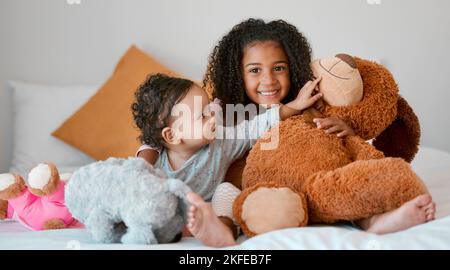 Enfants, petite fille et frères et sœurs se liant à l'ours en peluche à la maison, à la maison familiale ou à l'orphelinat lit et soutien, sécurité ou confort confiance jouet. Souriez Banque D'Images