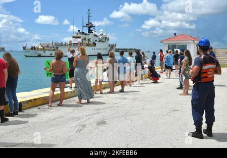 Des membres de la famille des Mohawks de l'USCGC (WMEC 913) attendent sur la jetée de Key West, en Floride, le 12 septembre 2022. L'équipage du Cutter est revenu à la maison après un déploiement de 92 jours dans la zone d'opérations des Forces navales américaines en Afrique, employée par la U.S. Sixth Fleet pour défendre les intérêts des États-Unis, des alliés et des partenaires. Banque D'Images