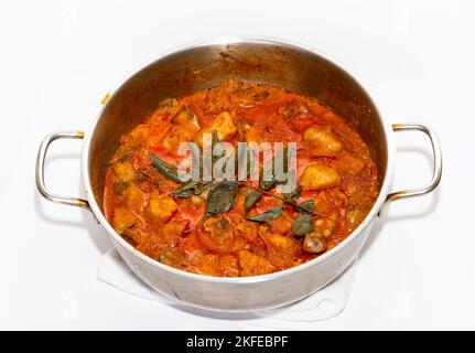 Gros plan sur le curry de poulet de style épicé au Kerala sur fond blanc Banque D'Images