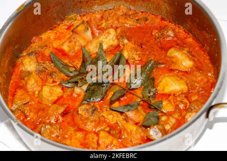 Gros plan sur le curry de poulet de style épicé au Kerala Banque D'Images