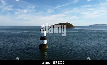 Une vue aérienne du célèbre phare de Penmon par une journée ensoleillée Banque D'Images