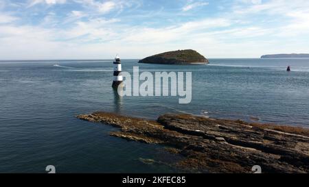 Une vue aérienne du célèbre phare de Penmon par une journée ensoleillée Banque D'Images