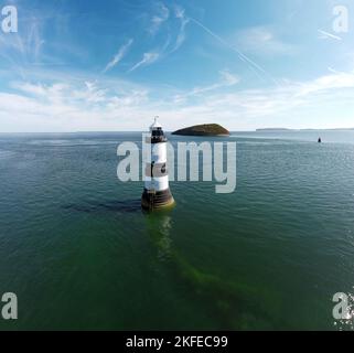 Une vue aérienne du célèbre phare de Penmon par une journée ensoleillée Banque D'Images