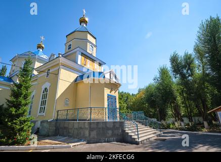 Vue extérieure sur le jaune et le bleu, l'ère tsariste, les saints russes Constantine et la cathédrale orthodoxe Helen. À Astana, Nur Sultan, Kazakhstan. Banque D'Images