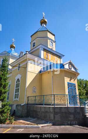 Vue extérieure sur le jaune et le bleu, l'ère tsariste, les saints russes Constantine et la cathédrale orthodoxe Helen. À Astana, Nur Sultan, Kazakhstan. Banque D'Images