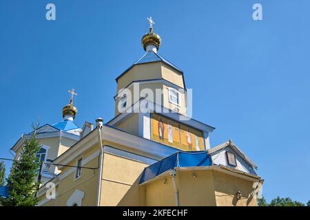 Vue extérieure sur le jaune et le bleu, l'ère tsariste, les saints russes Constantine et la cathédrale orthodoxe Helen. À Astana, Nur Sultan, Kazakhstan. Banque D'Images