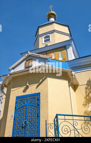 Vue extérieure sur le jaune et le bleu, l'ère tsariste, les saints russes Constantine et la cathédrale orthodoxe Helen. À Astana, Nur Sultan, Kazakhstan. Banque D'Images