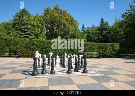 Un jeu de chessboard géant, situé dans un parc avec un thème d'échecs, des jeux. À Astana, Nur Sultan, Kazakhstan. Banque D'Images
