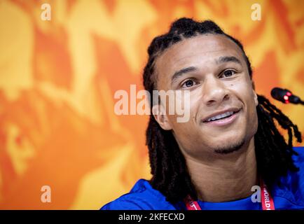 DOHA - Qatar, 18/11/2022, Nathan ake des pays-Bas lors d'un moment médiatique de l'équipe nationale néerlandaise du complexe de formation de l'Université du Qatar sur 18 novembre 2022 à Doha, au Qatar. L'équipe nationale néerlandaise se prépare pour le match d'ouverture de la coupe du monde au Qatar contre le Sénégal. ANP KOEN VAN WEEL Banque D'Images