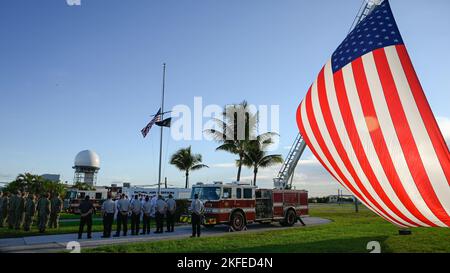 220912-N-IW125-1121 KEY WEST, Floride (12 septembre 2022) le chef Petty Officer Selectees et la base aérienne de la Marine le service des incendies de Key West organise une cérémonie de commémoration de 9/11 au champ Boca Chica Field de NAS Key West le 12 septembre 2022. La base aérienne navale Key West est l'installation de pointe pour les avions de combat de tous les services militaires, fournit un soutien de classe mondiale aux navires de guerre américains et étrangers et est le premier centre d'entraînement pour les opérations militaires de surface et sous-marine. Banque D'Images