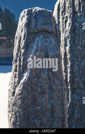 Une statue d'une personne qui pleure, qui fait des lamentations, mains à leur visage. Au Monument aux victimes de la famine à Astana, Nur Sultan, Kazakhstan. Banque D'Images