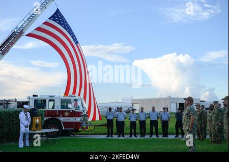 220912-N-IW125-1084 KEY WEST, Floride (12 septembre 2022) le chef Petty Officer Selectees et la base aérienne de la Marine le service des incendies de Key West organise une cérémonie de commémoration de 9/11 au champ Boca Chica Field de NAS Key West le 12 septembre 2022. La base aérienne navale Key West est l'installation de pointe pour les avions de combat de tous les services militaires, fournit un soutien de classe mondiale aux navires de guerre américains et étrangers et est le premier centre d'entraînement pour les opérations militaires de surface et sous-marine. Banque D'Images