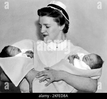 Infirmière en 1930s. Elle a des jumeaux nouveau-nés à l'hôpital Karolinska de Stockholm. 1938 Banque D'Images