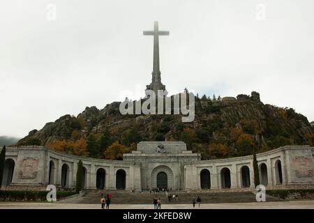 La plus grande croix du monde, construite en pierre de granit et mesurant 152 mètres de haut, située dans la vallée de Guadarrama, à Madrid. Cruz del Valle de Banque D'Images