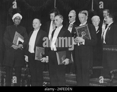 Sinclair Lewis. Écrivain et dramaturge américain. Né le 7 1885 février au 10 1951 janvier. Il est devenu le premier écrivain des États-Unis à recevoir le prix Nobel de littérature. Il est surtout connu pour ses romans main Street, Babbitt, Arrowsmith, Elmer Gantry, Dodsworth et cela ne peut pas se produire ici. Photo à droite dans la première rangée parmi lors de la cérémonie de Noble Price dans la littérature en 1930. Sur la photo aussi; Chandrasekhara Raman, Hans Fischer, Karl Landsteiner, Gustaf Dalén, Selma Lagerlöf, Banque D'Images