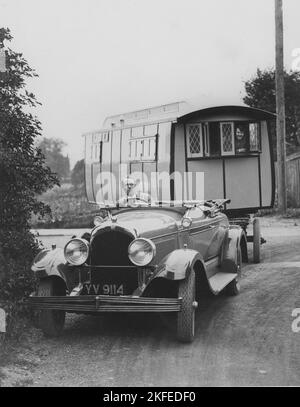 Sinclair Lewis. Écrivain et dramaturge américain. Né le 7 1885 février au 10 1951 janvier. Il est devenu le premier écrivain des États-Unis à recevoir le prix Nobel de littérature. Il est surtout connu pour ses romans main Street, Babbitt, Arrowsmith, Elmer Gantry, Dodsworth et cela ne peut pas se produire ici. Photo en tournée en Grande-Bretagne avec sa nouvelle épouse dorothy Thomson. Ils passent leur lune de miel camping 1928. Banque D'Images