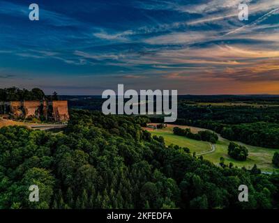 Un beau paysage de forêts vertes et un château en ruines au coucher du soleil Banque D'Images