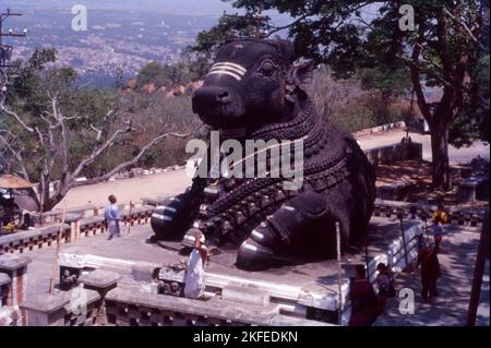 Nandi sur Chamundi Hills, Mysore, Karnatka, Inde Banque D'Images