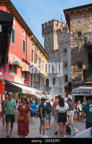 Sirmione, vue sur les personnes marchant dans le quartier historique animé de la vieille ville de Sirmione, lac de Garde, Lombardie, Italie Banque D'Images