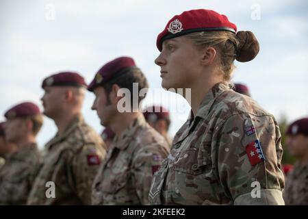 Un groupe de parachutistes britanniques se forment lors de la cérémonie d'ouverture de l'exercice Falcon Leap sur Camp Orange Barracks, Schaarsbergen, pays-Bas, 12 septembre 2022. Plus de 1000 parachutistes du monde entier, 13 nationalités différentes, plusieurs aéroglisseurs par jour, et entraînement avec d'autres équipements pendant deux semaines. Il s'agit du plus grand exercice technique aéroporté de l'OTAN Banque D'Images