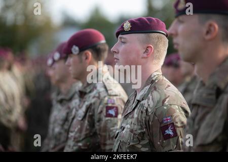 Un groupe de parachutistes britanniques se forment lors de la cérémonie d'ouverture de l'exercice Falcon Leap sur Camp Orange Barracks, Schaarsbergen, pays-Bas, 12 septembre 2022. Plus de 1000 parachutistes du monde entier, 13 nationalités différentes, plusieurs aéroglisseurs par jour, et entraînement avec d'autres équipements pendant deux semaines. Il s'agit du plus grand exercice technique aéroporté de l'OTAN Banque D'Images