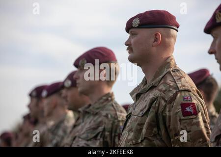 Un groupe de parachutistes britanniques se forment lors de la cérémonie d'ouverture de l'exercice Falcon Leap sur Camp Orange Barracks, Schaarsbergen, pays-Bas, 12 septembre 2022. Plus de 1000 parachutistes du monde entier, 13 nationalités différentes, plusieurs aéroglisseurs par jour, et entraînement avec d'autres équipements pendant deux semaines. Il s'agit du plus grand exercice technique aéroporté de l'OTAN Banque D'Images