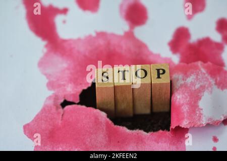 Le mot STOP fait avec des cubes en bois sort de la paume imprimée sur un fond blanc. Arrêter la femme battant et l'abus de l'enfant concept.foyer sélectif Banque D'Images