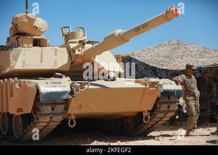 Le lieutenant-colonel Cory Swanson, commandant du bataillon d'armes combinées 1st, 163rd Cavalry Regiment, se tient devant l'un des M1 chars Abram de son unité pendant l'exercice Eager Lion en Jordanie, le 12 septembre 2022. Eager Lion 22 est un exercice multilatéral organisé par le Royaume hachémite de Jordanie, destiné à échanger des compétences militaires et à améliorer l'interopérabilité entre les pays partenaires. Banque D'Images