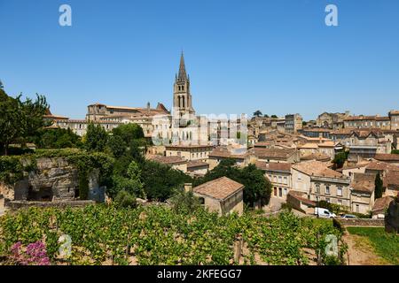 Vue sur la célèbre ville de Saint Emilion, Gironde, Aquitaine, France, Europe. Banque D'Images