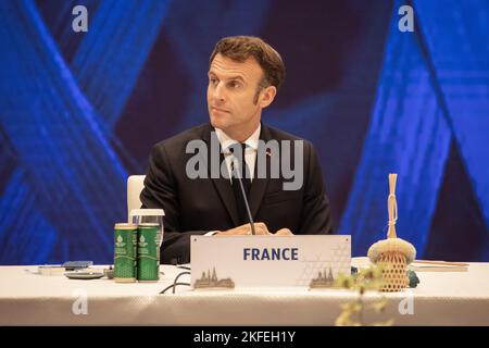 Bangkok, Thaïlande. 18th novembre 2022. Le président français Emmanuel Macron assiste à l'événement « dialogue informel avec les invités des dirigeants de l'APEC » lors de la semaine des dirigeants économiques de l'APEC 2022 (coopération économique Asie-Pacifique) au Centre national des congrès de la Reine Sirikit (QSNCC) à Bangkok. Crédit : SOPA Images Limited/Alamy Live News Banque D'Images