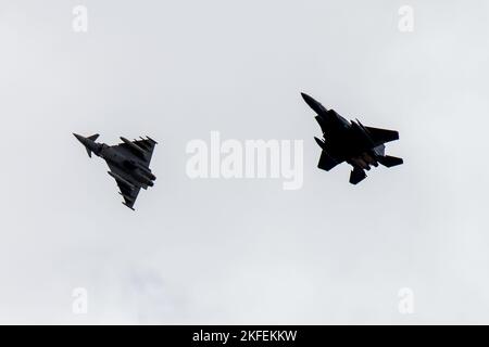 Un avion F-15E Strike Eagle de l'US Air Force affecté au 494th Fighter Squadron de la Royal Air Force Lakenheath, en Angleterre, vole aux côtés d'un typhon Eurofighter de l'Armée de l'Air espagnole lors du Tactical leadership Programme 22-3 à la base aérienne de Los Llanos, Espagne, le 12 septembre 2022. Le TLP est devenu le point focal de la formation tactique des forces aériennes alliées de l’OTAN et du développement des connaissances et des compétences en leadership, nécessaires pour faire face aux défis tactiques aériens actuels. 22-3, F-15, base aérienne de Los Llanos, Espagne, TLP, Programme de leadership tactique, Banque D'Images