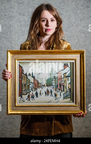 Londres, Royaume-Uni. 18th novembre 2022. Street Scene par L. S. Lowry, dirige la vente d'art britannique et irlandais moderne de Bonhams à Londres le 22 novembre 2022. La peinture, qui fait partie de la même famille depuis près de 50 ans, est estimée entre 800 000 et 1 200 000 livres. Crédit : Guy Bell/Alay Live News Banque D'Images