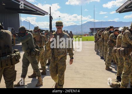 Cpl. Louis Carbery, affecté au 8/9th Royal Australian Regiment, dirige des soldats de la Nouvelle-Zélande, des Fidji et des États-Unis par des exercices d'échauffement avant les opérations urbaines pendant l'exercice Cartwheel au Black Rock Camp, Fidji, 13 septembre 2022. L'exercice Cartwheel est un exercice multilatéral d'entraînement militaire à militaire avec les forces militaires, australiennes, néo-zélandaises et britanniques de la République de Fidji qui renforce la préparation et l'interopérabilité expéditionnaires en augmentant la capacité de faire face à une crise et à des contingences en développant et en mettant en valeur des unités aux plus hauts niveaux d'entraînement. Banque D'Images