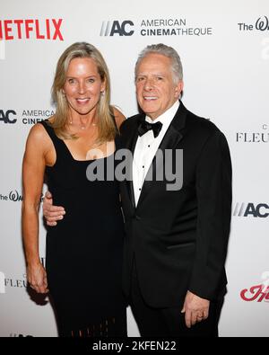 Los Angeles, CA - 17 novembre 2022 : Barbara Nash et Mark Badagliacca assistent aux prix annuels de la Cinémathèque américaine 36th en l'honneur de Ryan Reynolds au Beverly Hilton Banque D'Images