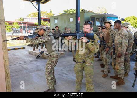 Cpl. Louis Carbery, affecté au 8/9th Royal Australian Regiment, démontre des techniques de virage pour les soldats affectés à l'équipe de combat de la brigade d'infanterie 3rd, 25th Division d'infanterie pendant les opérations urbaines dans le cadre de l'exercice Cartwheel au camp de Black Rock, Fidji, 13 septembre 2022. L'exercice Cartwheel est un exercice multilatéral d'entraînement militaire à militaire avec les forces militaires, australiennes, néo-zélandaises et britanniques de la République de Fidji qui renforce la préparation et l'interopérabilité expéditionnaires en augmentant la capacité de faire face à une crise et à des contingences en développant et en mettant en valeur des unités au hig Banque D'Images