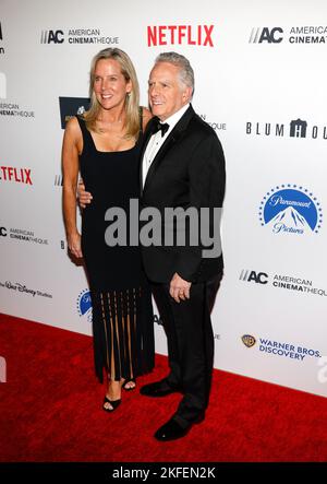 Los Angeles, CA - 17 novembre 2022 : Barbara Nash et Mark Badagliacca assistent aux prix annuels de la Cinémathèque américaine 36th en l'honneur de Ryan Reynolds au Beverly Hilton Banque D'Images