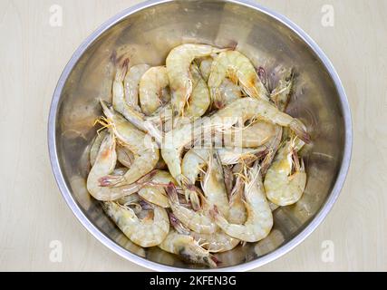 Crevettes fraîches, crevettes de fruits de mer dans un récipient Banque D'Images