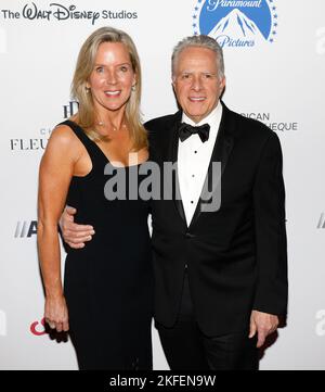 Los Angeles, CA - 17 novembre 2022 : Barbara Nash et Mark Badagliacca assistent aux prix annuels de la Cinémathèque américaine 36th en l'honneur de Ryan Reynolds au Beverly Hilton Banque D'Images