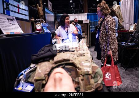 Aimee Dacanay, chef de produit adjoint à l'activité de développement du matériel médical de l'armée américaine, présente le tableau de bord de l'hôpital de terrain interopérable pour Mia Sadowa Vedofte, une chercheuse danoise du Centre des anciens combattants, dans le cadre du Symposium de recherche sur le système de santé militaire, Kissimmee, Floride, 13 septembre 2022. En tant que premier développeur de capacités médicales militaires de classe mondiale, USAMMDA est responsable du développement et de la livraison de médicaments, vaccins, produits biologiques, dispositifs et équipements de soutien médical essentiels pour protéger et préserver la vie des combattants dans le monde entier. Banque D'Images