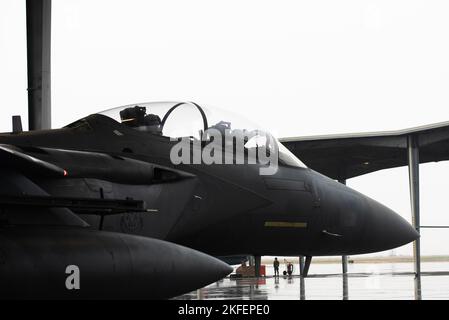 Les aviateurs affectés à l'escadron de chasseurs 391st effectuent des vérifications avant le vol à la base aérienne de Mountain Home, Idaho, le 13 septembre 2022. Le F-15E Strike Eagle peut effectuer des frappes air-air et air-sol. Banque D'Images