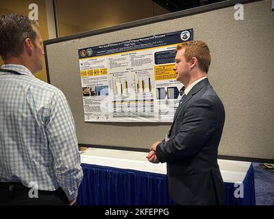 KISSIMMEE, Floride (sept 13, 2022) Andrew Spencer, de l'unité de recherche médicale navale (NAMRU)-Dayton, présente une affiche de recherche au Symposium de recherche sur le système de santé militaire (MHSRS). Le NAMRU-Dayton, qui fait partie de l’entreprise de recherche et développement médicaux de la Marine, a assisté au MHSRS, la première réunion scientifique du ministère de la Défense qui se concentre spécifiquement sur les besoins médicaux uniques du Warfighter. Ce symposium éducatif annuel réunit des professionnels de la santé, des chercheurs et des leaders du Département du développement pour quatre jours d'apprentissage critique, de partage intensif d'idées et de développement de relations. Banque D'Images