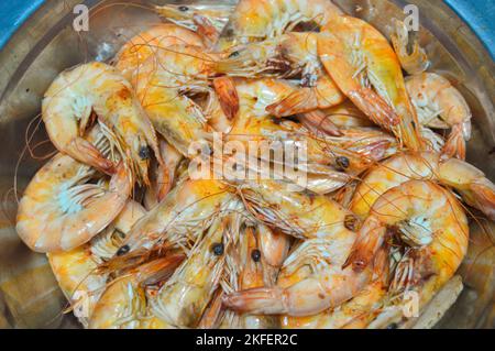 Crevettes qui a été cuit par le processus de cuisson sa couleur est orange, la crevette est un animal économique. Chaque pays consomme Banque D'Images