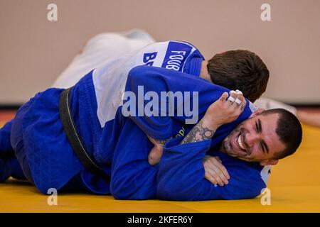 La judoka belge Karel Foubert et la judoka belge Toma Nikiforov photographiées en action lors d'un camp d'entraînement organisé par le Comité olympique belge BOIC-COIB à Belek en Turquie, le vendredi 18 novembre 2022. La scène a lieu du 12 au 27 novembre. BELGA PHOTO LAURIE DIEFFEMBACQ Banque D'Images