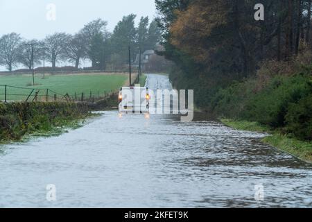 Angus, Écosse, Royaume-Uni 18th de novembre 2022. Un avertissement ambre pour la pluie émis par le bureau met pour le comté Angus en Écosse. Les régions du sud du Royaume-Uni ont déjà été frappées par des inondations de surface, mais les précipitations totales devraient être plus élevées dans le nord, avec plus de 100mm possibles sur une période de 24 heures dans la zone d'avertissement ambre. Credit:Barry Nixon/Alay Live News Banque D'Images