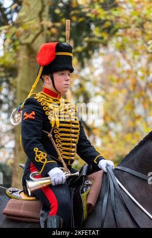 La troupe de Kings, Royal Horse Artillery, a réalisé un hommage à l'arme à feu de 41 pour l'anniversaire du roi Charles III à Green Park, Londres, Royaume-Uni. Bugler féminin, équitation Banque D'Images