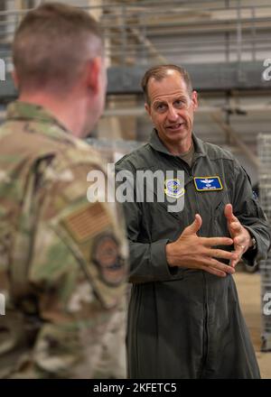 Le major général Corey Martin, commandant de la Force aérienne 18th, parle avec le Maj James Greenwood, commandant du 436th e Escadron de préparation logistique, lors de sa visite à la base aérienne de Douvres, au Delaware, le 13 septembre 2022. Martin a fait l’expérience de la mission unique de Douvres en visitant le quai d’inspection isochrale C-5, le 436th Escadron du port aérien et le 436th LRS. Banque D'Images