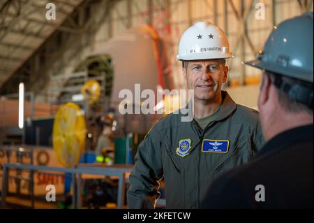 Le général de division Corey Martin, commandant de la Force aérienne en 18th, parle avec John Greim, coordonnateur du quai d'inspection Isochronal C-5, lors de sa visite à la base aérienne de Douvres, Delaware, le 13 septembre 2022. Martin a fait l’expérience de la mission unique de Douvres en visitant le C-5 ISO Dock, le 436th Escadron de port aérien et le 436th Escadron de préparation logistique. Banque D'Images