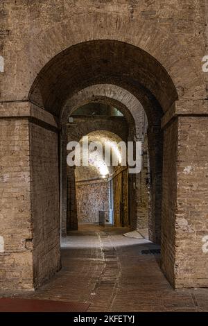 Les tunnels souterrains et les arcades de la forteresse médiévale de Rocca Paolina datant du 16th siècle. Pérouse, Ombrie, Italie Banque D'Images