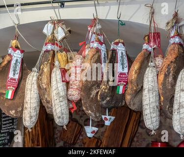 Des viandes et des saucisses séchées sont accrochées au sec dans un magasin de Pérouse. Pérouse, Ombrie, Italie, Europe Banque D'Images